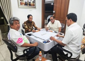 Raja Juli Klarifikasi Foto Main Domino dengan Azis Wellang: “Saya Tidak Kenal”