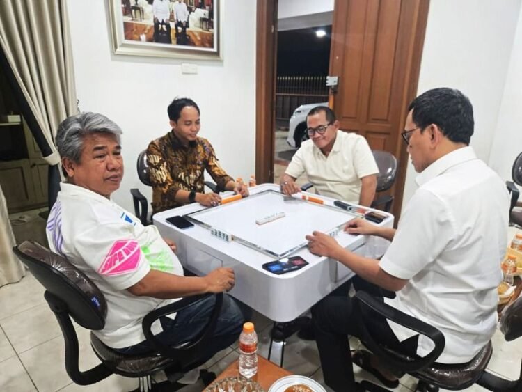 Raja Juli Klarifikasi Foto Main Domino dengan Azis Wellang: “Saya Tidak Kenal”