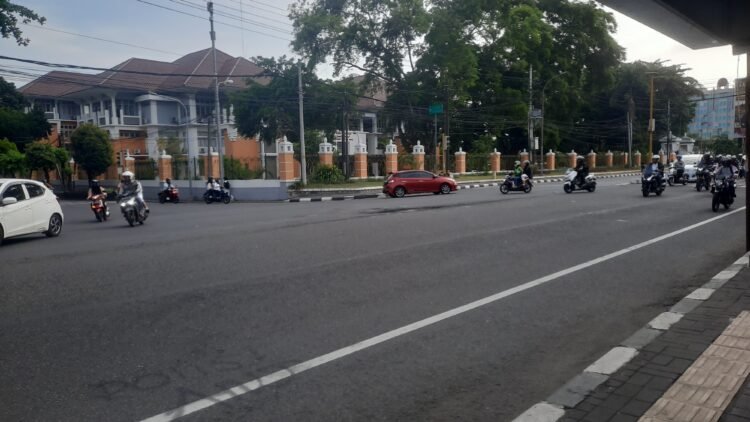 Kondisi Simpang 4 UIN Yogyakarta, Senin (8/9/2025). (Hadid Pangestu)
