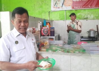 Kepala Dinas Pertanian dan Pamgan Kota Yogyakarta melakukan pengecekan makanan di kantin SMPN 12 Kota Yogyakarta, Rabu (10/9/2025). (Hadid Pangestu)