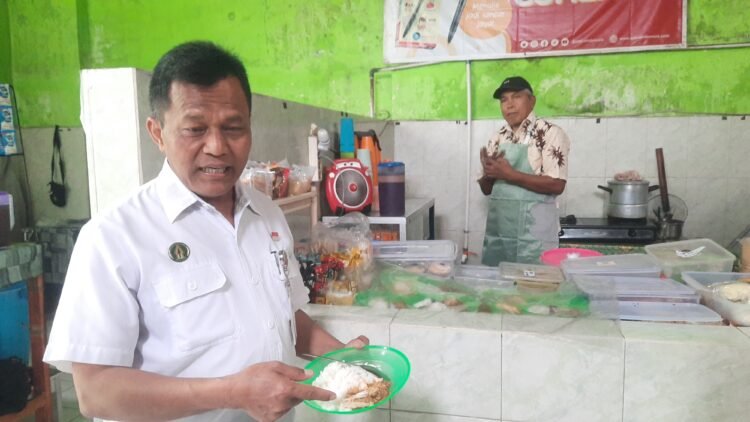 Kepala Dinas Pertanian dan Pamgan Kota Yogyakarta melakukan pengecekan makanan di kantin SMPN 12 Kota Yogyakarta, Rabu (10/9/2025). (Hadid Pangestu)