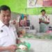 Kepala Dinas Pertanian dan Pamgan Kota Yogyakarta melakukan pengecekan makanan di kantin SMPN 12 Kota Yogyakarta, Rabu (10/9/2025). (Hadid Pangestu)