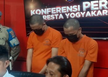 Pelaku pengganjal ATM SPBU Bugisan Worobrajan, Kota Yogyakarta saat dibawa dalam jumpa pers, Selasa (22/9/2025).