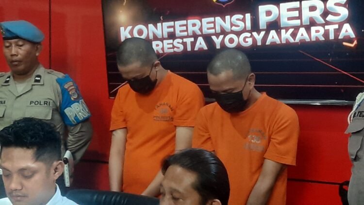 Pelaku pengganjal ATM SPBU Bugisan Worobrajan, Kota Yogyakarta saat dibawa dalam jumpa pers, Selasa (22/9/2025).