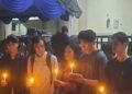 Sejumlah mahasiswa UNY melakukan aksi solidaritas dengan menyalakan lilin dindepan Gedjng Rektorat buntut penangkapan mahasiswa Perdana Arie atas dugaan pembakaran dan perusakan, Selasa (30/9/2025).