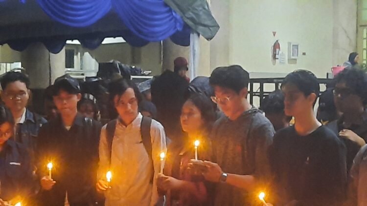 Sejumlah mahasiswa UNY melakukan aksi solidaritas dengan menyalakan lilin dindepan Gedjng Rektorat buntut penangkapan mahasiswa Perdana Arie atas dugaan pembakaran dan perusakan, Selasa (30/9/2025).