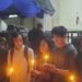 Sejumlah mahasiswa UNY melakukan aksi solidaritas dengan menyalakan lilin dindepan Gedjng Rektorat buntut penangkapan mahasiswa Perdana Arie atas dugaan pembakaran dan perusakan, Selasa (30/9/2025).