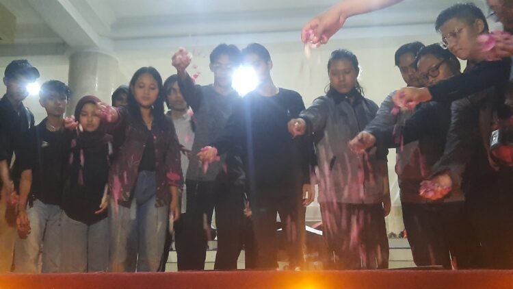 Mahasiswa UNY melakukan aksi tabur bunga sebagai solidaritas ditangkapnya Perdana Arie, Mahasiswa Fakultas Ilmu Sosial dan Politik (Fisip) di Depan Gedung Rektorat, Selasa (30/9/2025).