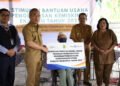 Bupati Bantul Abdul Halim Muslih secara simbolis menyerahkan bansos pemberdayaan masyarakat untuk mengurangi kemiskinan ekstrem di wilayahnya, Senin (15/9/2025)