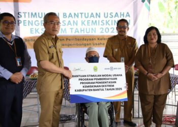 Bupati Bantul Abdul Halim Muslih secara simbolis menyerahkan bansos pemberdayaan masyarakat untuk mengurangi kemiskinan ekstrem di wilayahnya, Senin (15/9/2025)