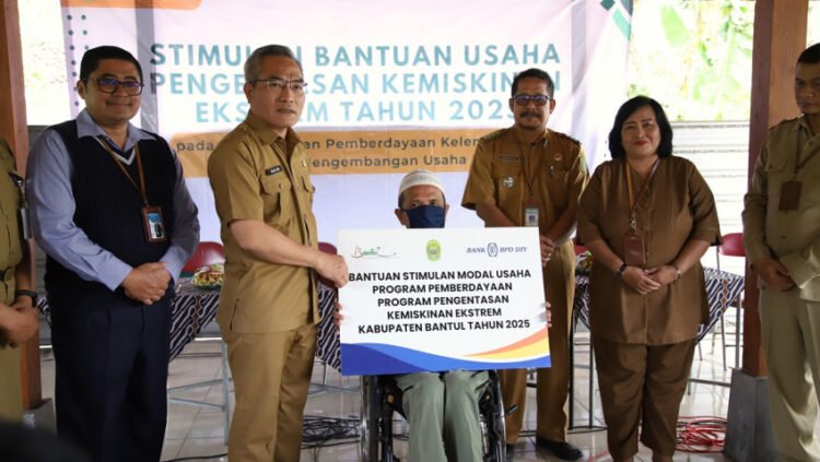 Bupati Bantul Abdul Halim Muslih secara simbolis menyerahkan bansos pemberdayaan masyarakat untuk mengurangi kemiskinan ekstrem di wilayahnya, Senin (15/9/2025)