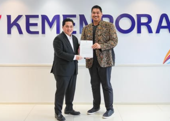 Erick Thohir sebelum didapuk sebagai Menteri Pemuda dan Olahraga saat bertemu pendahulunya Menpora Dito di Kemenpora