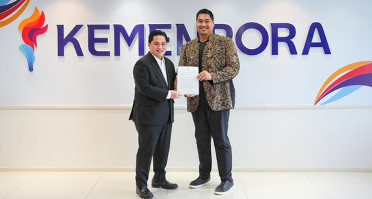 Erick Thohir sebelum didapuk sebagai Menteri Pemuda dan Olahraga saat bertemu pendahulunya Menpora Dito di Kemenpora