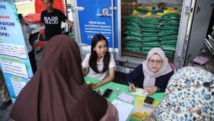 Aktivitas Gerakan Pangan Murah di Lapangan Timbulharjo, Sewon, Bantul yang diinisiasi Pemkab Bantul untuk atasi inflasi, Selasa (16/9/2025)