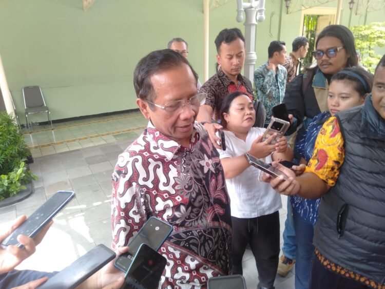 Mantan Menteri Koordinator Politik, Hukum dan Keamanan (Menkopolhukam) Mahfud MD saat diwawancarai wartawan di komplek Kepatihan, Danurejan, Kota Yogyakarta, Kamis (4/9/2025). (populi.id/Hadid Pangestu)