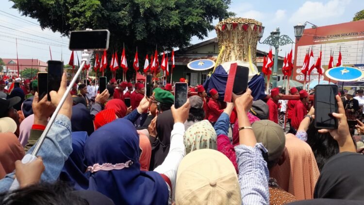 Suasana saat Gunungan Bromo dibawa oleh prajurit Abdi Dalem Ngayogyakarta Hadiningrat di Masjid Gedhe, Jumat (5/9/2025). (Hadid Pangestu)
