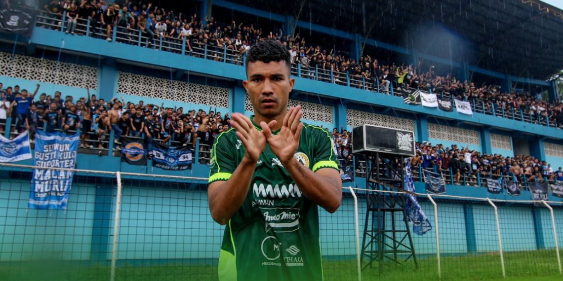 Penyerang PSS Sleman Gustavo Tocantins melakukan selebrasi usai mencetak gol ke gawang Persiku Kudus dalam lanjutan kompetisi Championship yang dihelat di Stadion Wergu Wetan, Kudus, Minggu (21/9/2025)