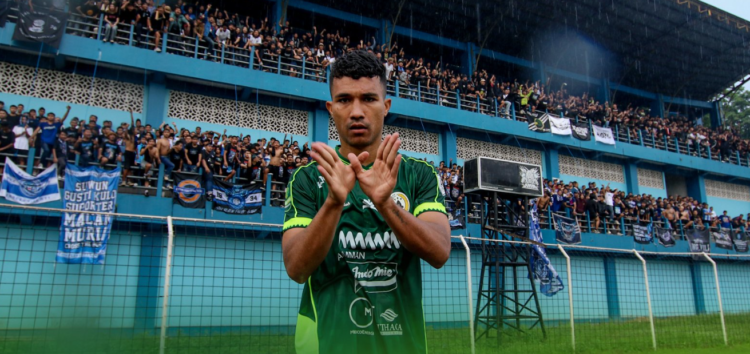Penyerang PSS Sleman Gustavo Tocantins melakukan selebrasi usai mencetak gol ke gawang Persiku Kudus dalam lanjutan kompetisi Championship yang dihelat di Stadion Wergu Wetan, Kudus, Minggu (21/9/2025)