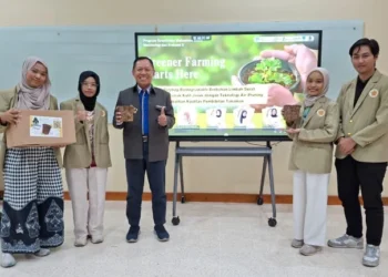 Empat mahasiswa UGM yang tergabung dalam Program Kreativitas Mahasiswa bidang Kewirausahaan (PKM-K) berhasil menciptakan inovasi pot polybag ramah lingkungan. (dok.ugm.ac.id)