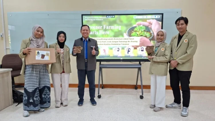 Empat mahasiswa UGM yang tergabung dalam Program Kreativitas Mahasiswa bidang Kewirausahaan (PKM-K) berhasil menciptakan inovasi pot polybag ramah lingkungan. (dok.ugm.ac.id)