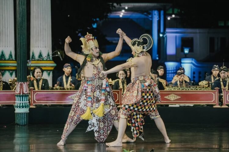 Pagelaran Wayang Wong dalam pembukaan pameran Pangastho Aji Laku Sri Sultan HB VIII, di Komplek Keraton Yogyakarta, Jumat (26/9/2025) malam.