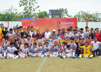 Tim putra sepak bola Kabupaten Sleman berfoto bersama Bupati Sleman Harda Kiswaya, Ketua Askab PSSI Kabupaten Sleman Wahyudi Kurniawan beserta jajaran pelatih dan staf, seusai menjadi juara Porda XVII DIY di Gunungkidul, Kamis (18/9/2025)