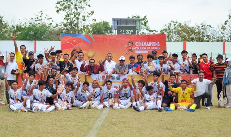 Tim putra sepak bola Kabupaten Sleman berfoto bersama Bupati Sleman Harda Kiswaya, Ketua Askab PSSI Kabupaten Sleman Wahyudi Kurniawan beserta jajaran pelatih dan staf, seusai menjadi juara Porda XVII DIY di Gunungkidul, Kamis (18/9/2025)