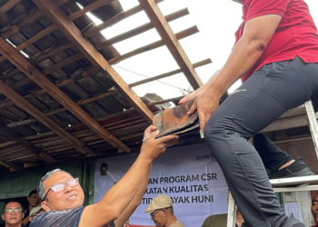 Wali Kota Yogyakarta Hasto Wardoyo turut serta dalam perbaikan rumah warganya yang masuk program RTLH