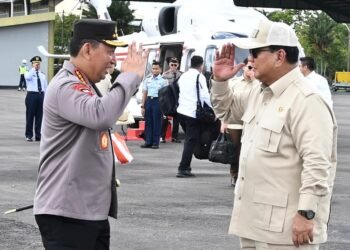 Kapolri Jenderal Listyo Sigit memberi hormat kepada Presiden Prabowo