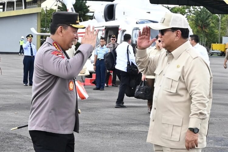 Kapolri Jenderal Listyo Sigit memberi hormat kepada Presiden Prabowo