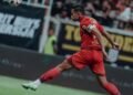 Bek Persija Jakarta Rizky Ridho saat menyundul bola di laga kontra Bali United di JIS Stadium, Minggu (14/9/2025)