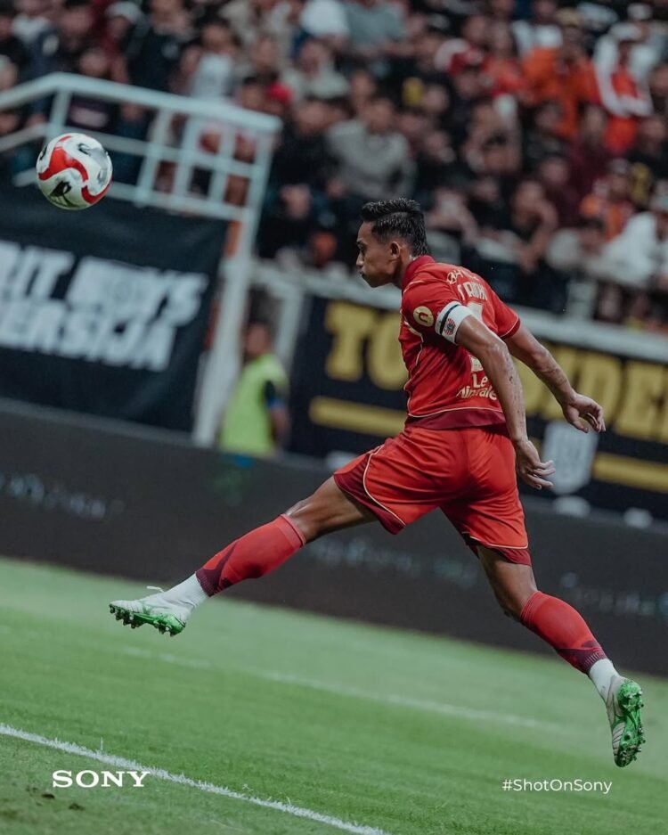 Bek Persija Jakarta Rizky Ridho saat menyundul bola di laga kontra Bali United di JIS Stadium, Minggu (14/9/2025)