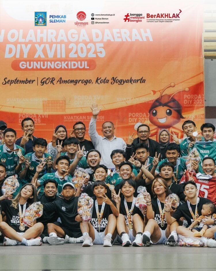 tim futsal Kabupaten Sleman berfoto bersama Bupati Sleman Harda Kiswaya dan sejumlah pengurus termasuk Ketua Askab Kabupaten Sleman Wahyudi Kurniawan usai menjadi juara umum di gelaran Porda DIY XVII