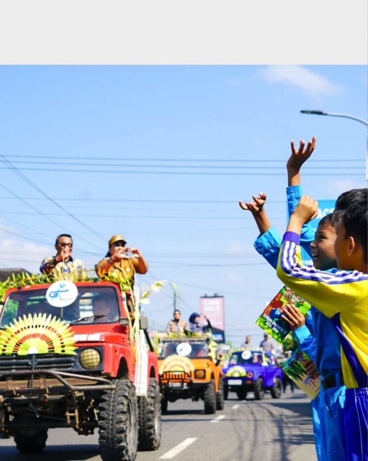 Bupati Gunungkidul Endah Subekti saat konvoi menutup Festival Literasi 2025, Selasa (23/9/2025)