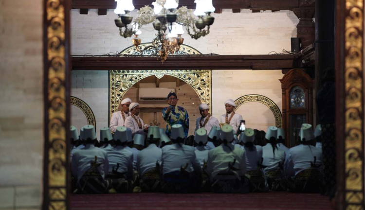 Sri Sultan Hamengku Buwono X mengikuti pembacaan riwayat Nabi Muhammad SAW di Kagungan Dalem Masjid Gedhe sebagai rangkaian Hajad Dalem Sekaten Tahun Dal 1959.