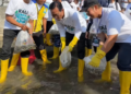 Gubernur DIY Sri Sultan HB X bersama Wali Kota Yogyakarta Hasto Wardoyo melepasliarkan ikan di Kali Code untuk menjaga kelestarian sungai, Jumat (19/9/2025)