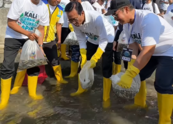 Gubernur DIY Sri Sultan HB X bersama Wali Kota Yogyakarta Hasto Wardoyo melepasliarkan ikan di Kali Code untuk menjaga kelestarian sungai, Jumat (19/9/2025)