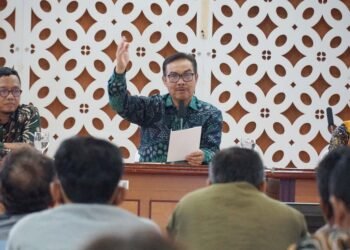 Wali Kota Yogyakarta Hasto Wardoyo memberikan arahan kepada Juru Pengawas Pemilahan Sampah dan Lurah terkait pengelolaan sampah organik.