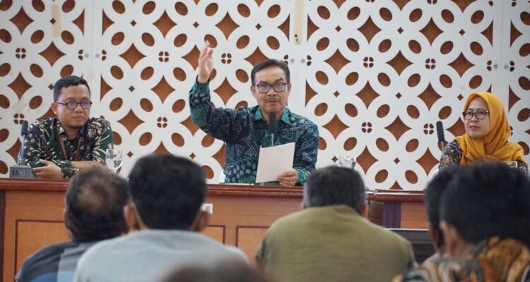 Wali Kota Yogyakarta Hasto Wardoyo memberikan arahan kepada Juru Pengawas Pemilahan Sampah dan Lurah terkait pengelolaan sampah organik.