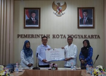 Wali Kota Yogyakarta Hasto Wardoyo menerima Prasarana, Sarana, dan Utilitas (PSU) perumahan dari para pengembang perumahan yang tergabung dalam Real Estate Indonesia (REI) DIY