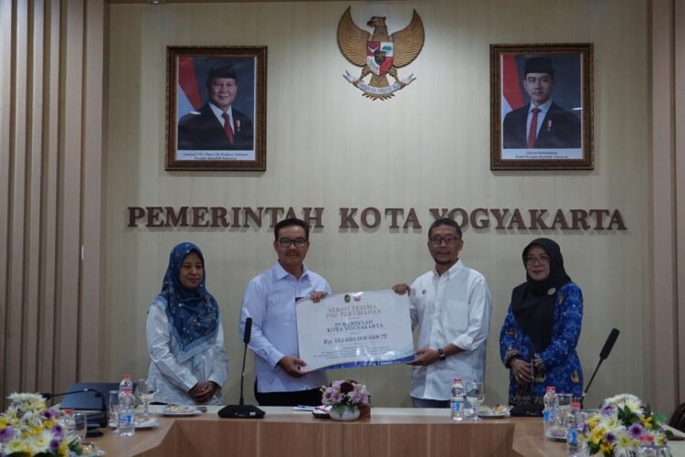 Wali Kota Yogyakarta Hasto Wardoyo menerima Prasarana, Sarana, dan Utilitas (PSU) perumahan dari para pengembang perumahan yang tergabung dalam Real Estate Indonesia (REI) DIY