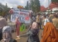 Aksi demo di kawasan Bundaran UGM yang dilakukan ratusan massa yang mengatasnamakan Aliansi Jogja Memanggil, Senin (1/9/2025)