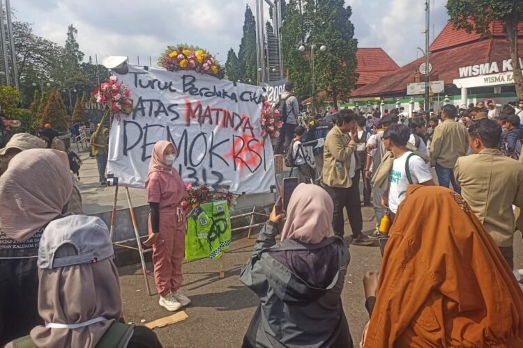 Aksi demo di kawasan Bundaran UGM yang dilakukan ratusan massa yang mengatasnamakan Aliansi Jogja Memanggil, Senin (1/9/2025)