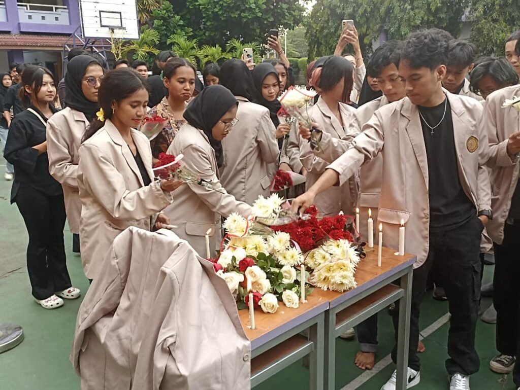  civitas akademik Universitas Amikom Yogyakarta menyalakan lilin dan memberikan bunga untuk mengenang Rheza Sendy Pratama. (populi.id/Gregorius Bramantyo)