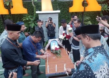 Mahasiswa, dosen, dan civitas akademik Universitas Amikom Yogyakarta menyalakan lilin dan memberikan bunga untuk mengenang Rheza Sendy Pratama, Kamis (4/9/2025). (Gregorius Bramantyo)