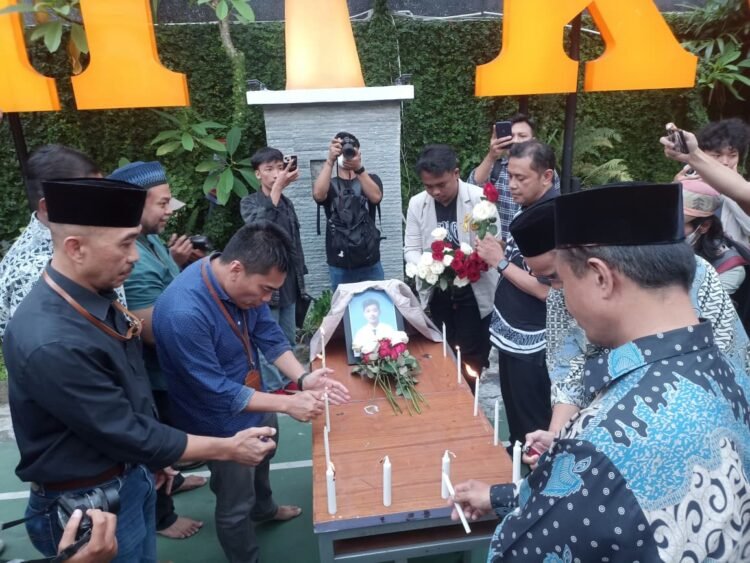 Mahasiswa, dosen, dan civitas akademik Universitas Amikom Yogyakarta menyalakan lilin dan memberikan bunga untuk mengenang Rheza Sendy Pratama, Kamis (4/9/2025). (Gregorius Bramantyo)