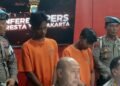 Pelaku perusakan dan pelemparan bom molotov di sejumlah pos polisi di Kota Yogyakarta dan Sleman saat dihadirkan dalam jumpa pers di Polresta Yogyakarta. Pelaku (kanan) tertunduk).