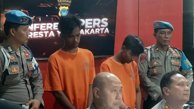 Pelaku perusakan dan pelemparan bom molotov di sejumlah pos polisi di Kota Yogyakarta dan Sleman saat dihadirkan dalam jumpa pers di Polresta Yogyakarta. Pelaku (kanan) tertunduk).