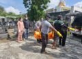Proses evakuasi mayat pria tanpa identitas yang ditemukan di area Makam Randuguwang, Kalurahan Sariharjo, Ngaglik, Sleman, Jumat (12/9/2025). (Dok. Polresta Sleman)