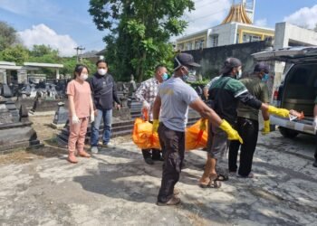 Proses evakuasi mayat pria tanpa identitas yang ditemukan di area Makam Randuguwang, Kalurahan Sariharjo, Ngaglik, Sleman, Jumat (12/9/2025). (Dok. Polresta Sleman)